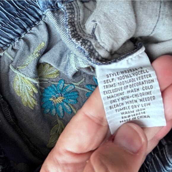 Johnny Was Floral Embroidered Denim Shorts Small - Picture 3 of 4